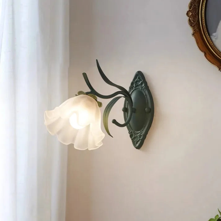 Vägglampa Med Liljekonvaljblomma