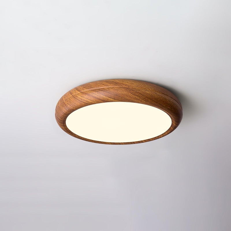 Okrągła lampa sufitowa o fakturze drewna