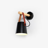 Stożkowa lampa ścienna wykonana z drewna