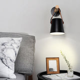 Stożkowa lampa ścienna wykonana z drewna
