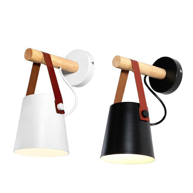 Stożkowa lampa ścienna wykonana z drewna