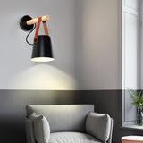 Stożkowa lampa ścienna wykonana z drewna