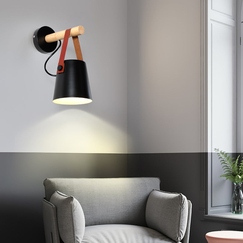 Stożkowa lampa ścienna wykonana z drewna