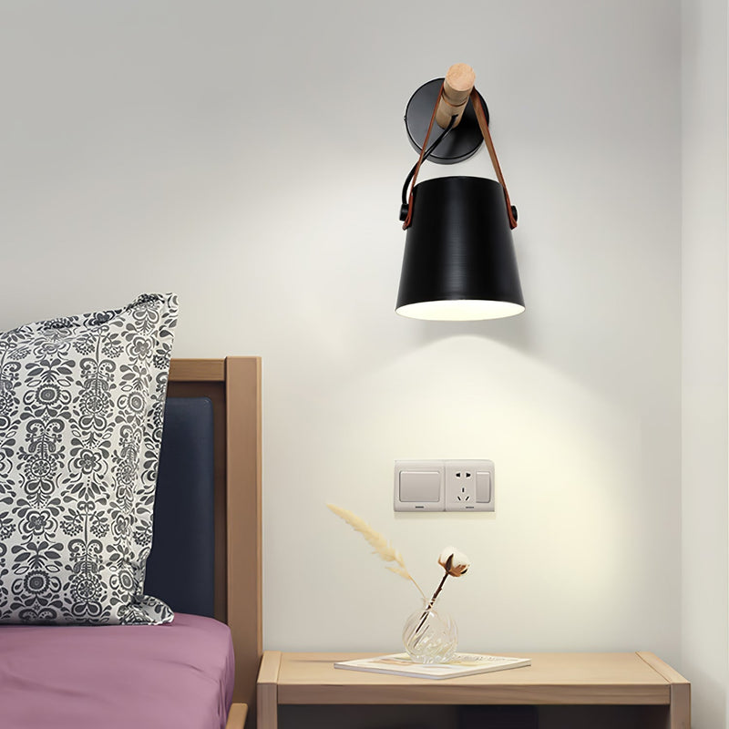 Stożkowa lampa ścienna wykonana z drewna