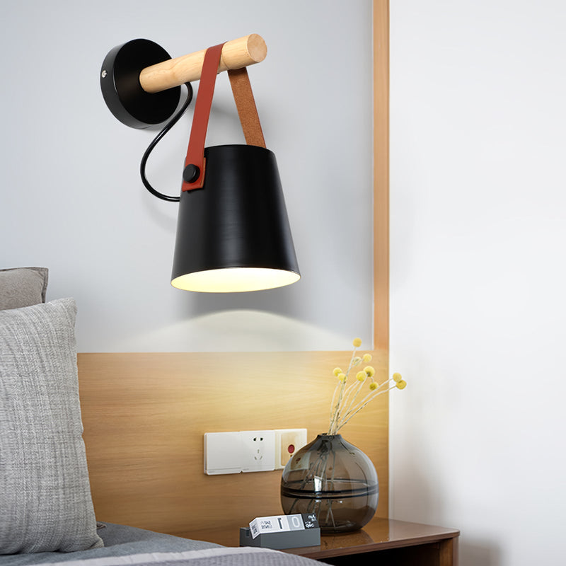 Stożkowa lampa ścienna wykonana z drewna