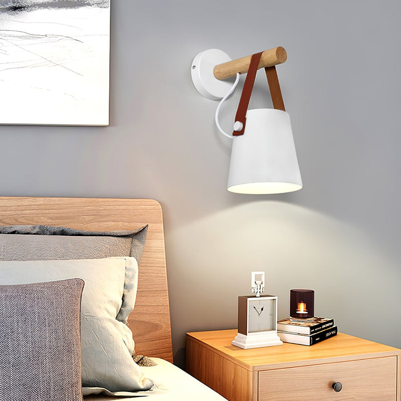 Stożkowa lampa ścienna wykonana z drewna