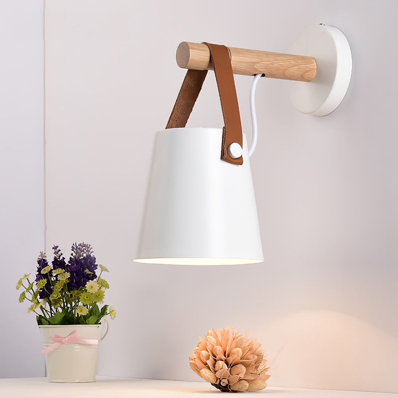 Stożkowa lampa ścienna wykonana z drewna