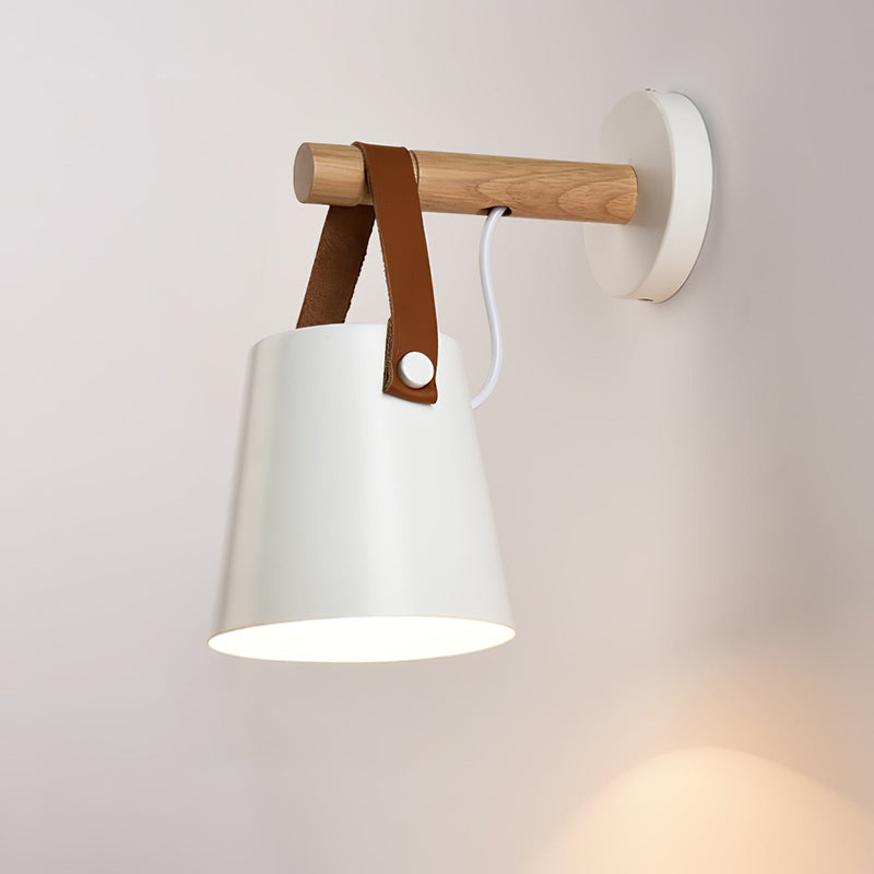 Stożkowa lampa ścienna wykonana z drewna