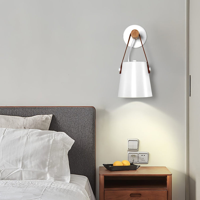 Stożkowa lampa ścienna wykonana z drewna
