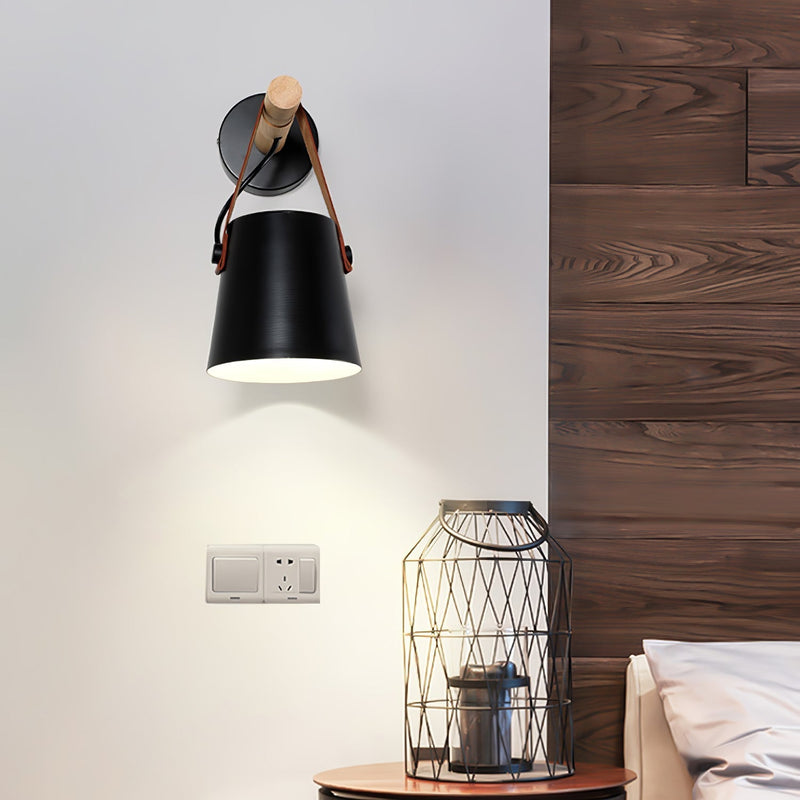 Stożkowa lampa ścienna wykonana z drewna