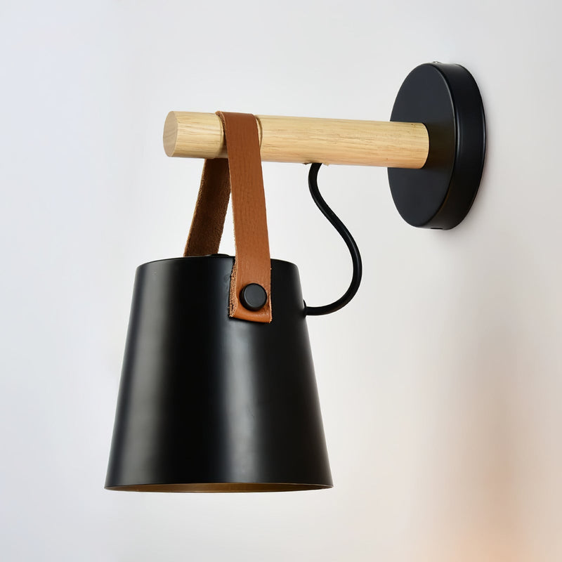 Stożkowa lampa ścienna wykonana z drewna
