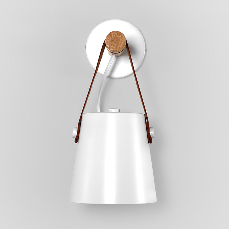 Stożkowa lampa ścienna wykonana z drewna
