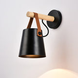 Stożkowa lampa ścienna wykonana z drewna
