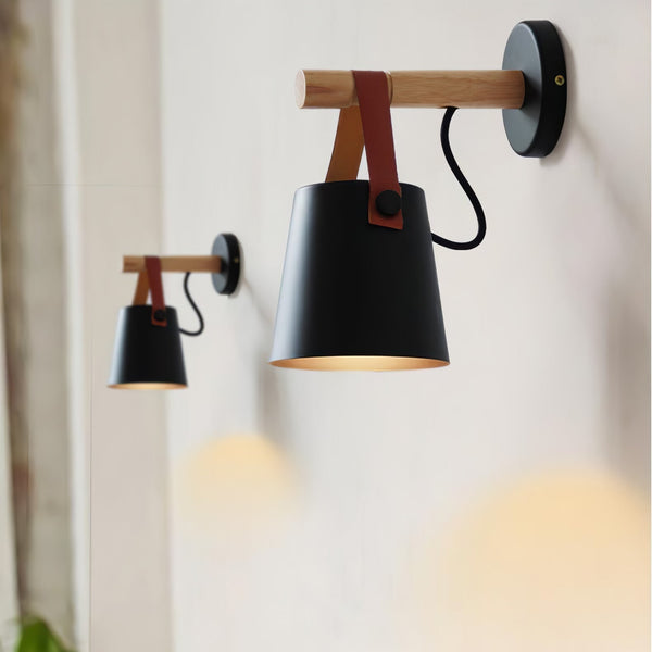 Stożkowa lampa ścienna wykonana z drewna