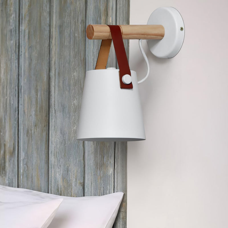 Stożkowa lampa ścienna wykonana z drewna