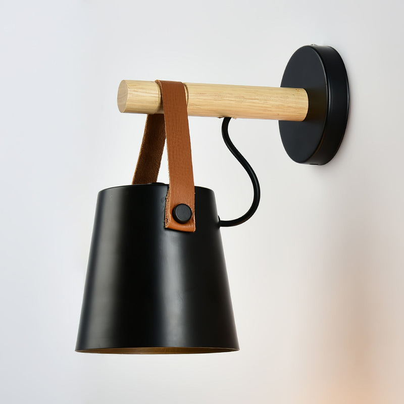 Stożkowa lampa ścienna wykonana z drewna