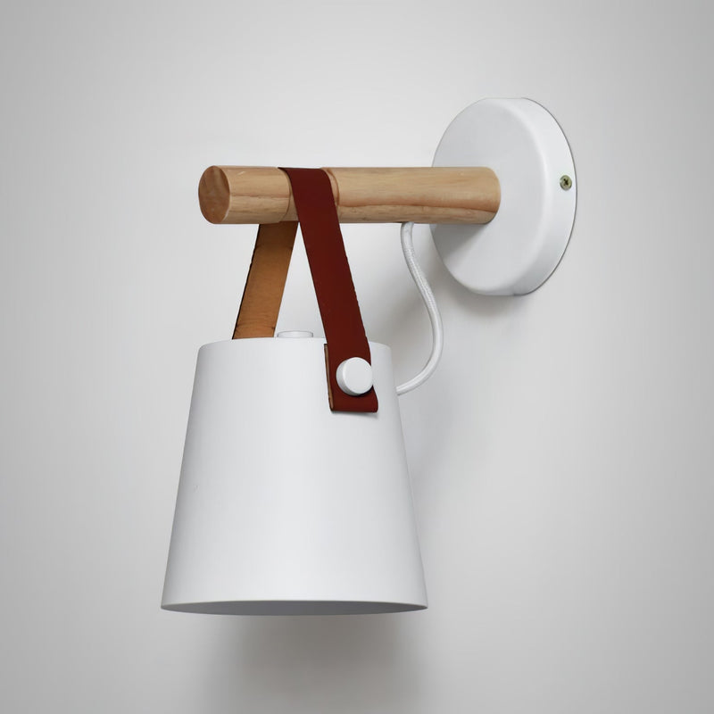 Stożkowa lampa ścienna wykonana z drewna
