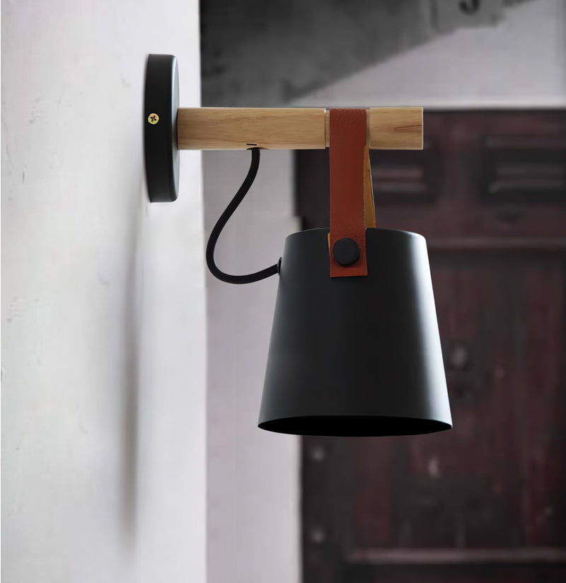 Stożkowa lampa ścienna wykonana z drewna
