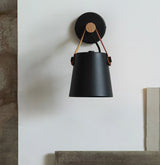 Stożkowa lampa ścienna wykonana z drewna