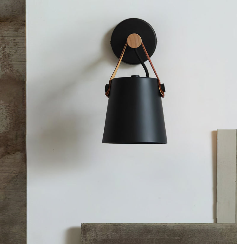Stożkowa lampa ścienna wykonana z drewna