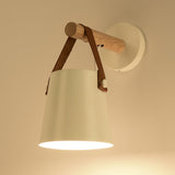 Stożkowa lampa ścienna wykonana z drewna