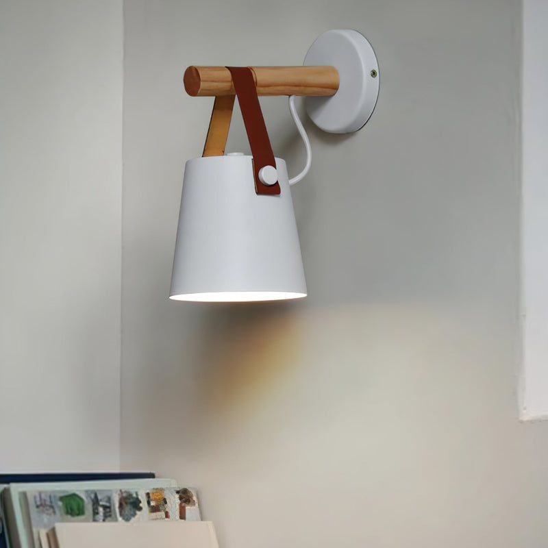 Stożkowa lampa ścienna wykonana z drewna
