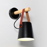 Stożkowa lampa ścienna wykonana z drewna