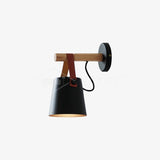 Stożkowa lampa ścienna wykonana z drewna