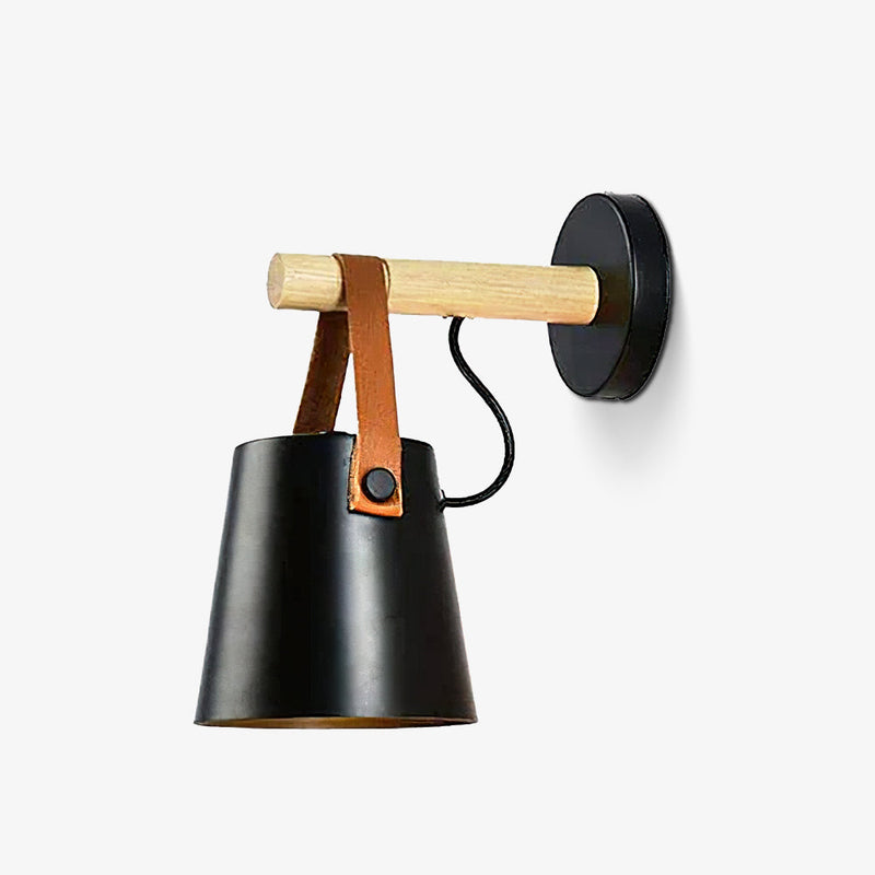 Stożkowa lampa ścienna wykonana z drewna