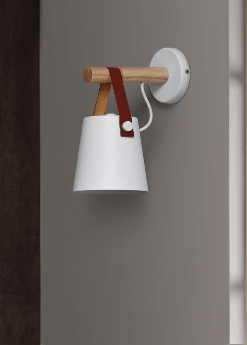 Stożkowa lampa ścienna wykonana z drewna
