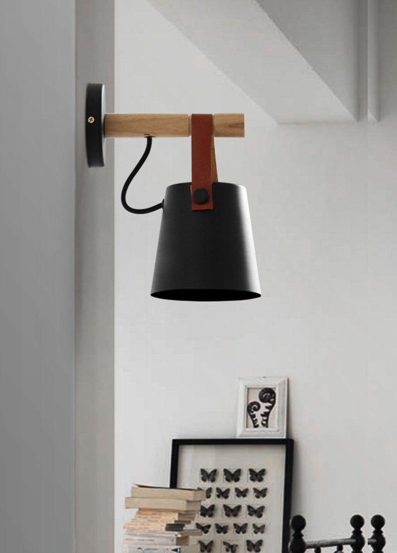Stożkowa lampa ścienna wykonana z drewna
