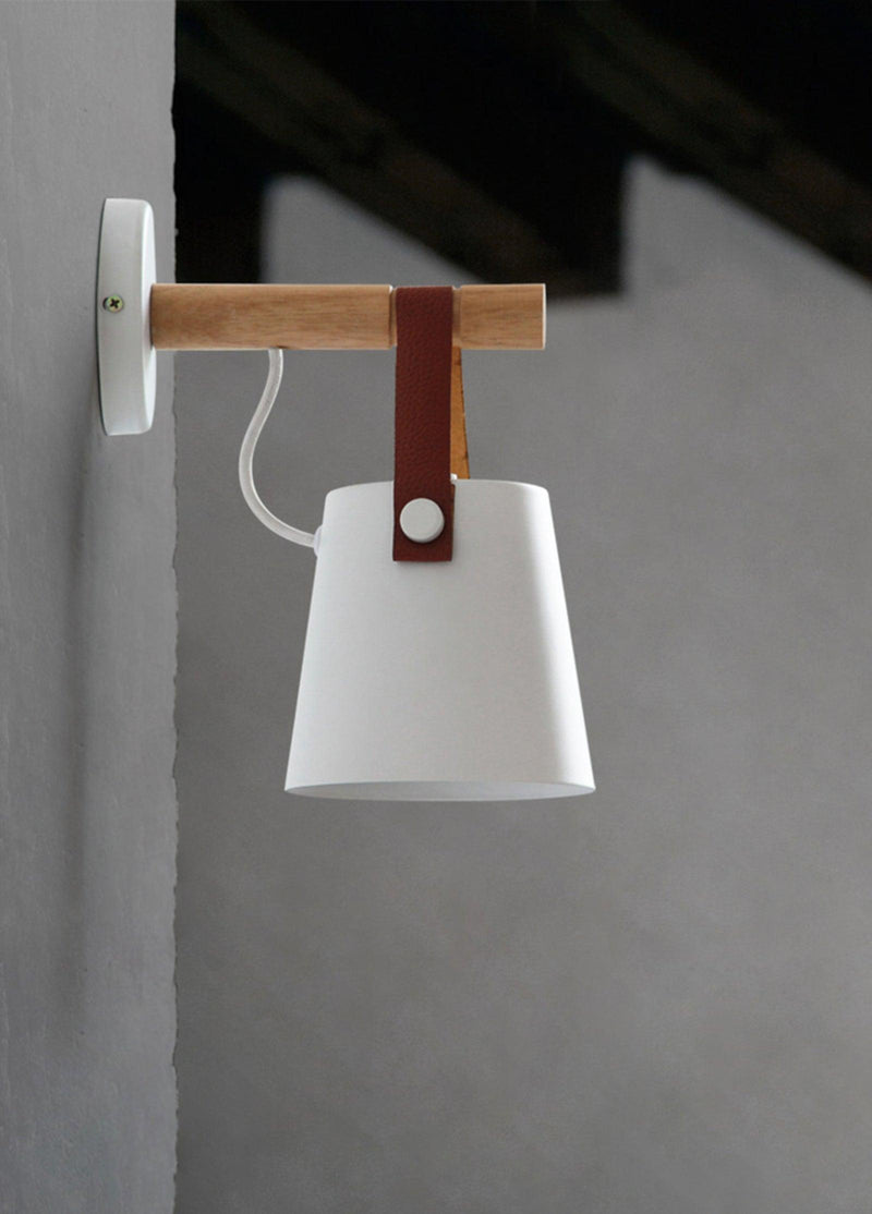 Stożkowa lampa ścienna wykonana z drewna