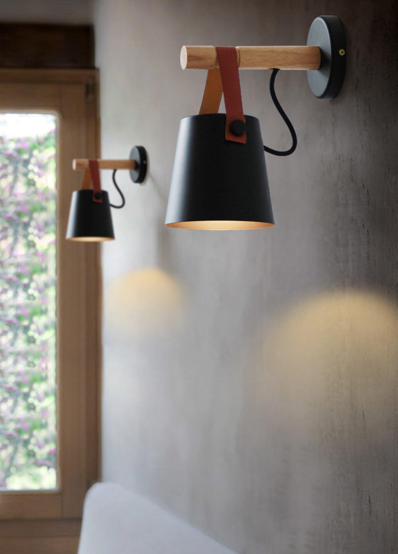 Stożkowa lampa ścienna wykonana z drewna