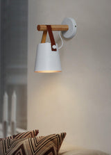 Stożkowa lampa ścienna wykonana z drewna