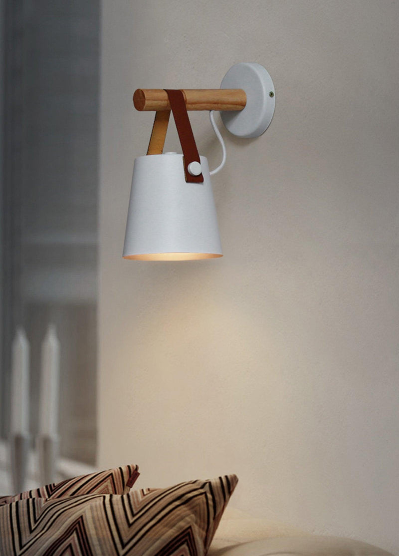 Stożkowa lampa ścienna wykonana z drewna