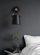 Stożkowa lampa ścienna wykonana z drewna