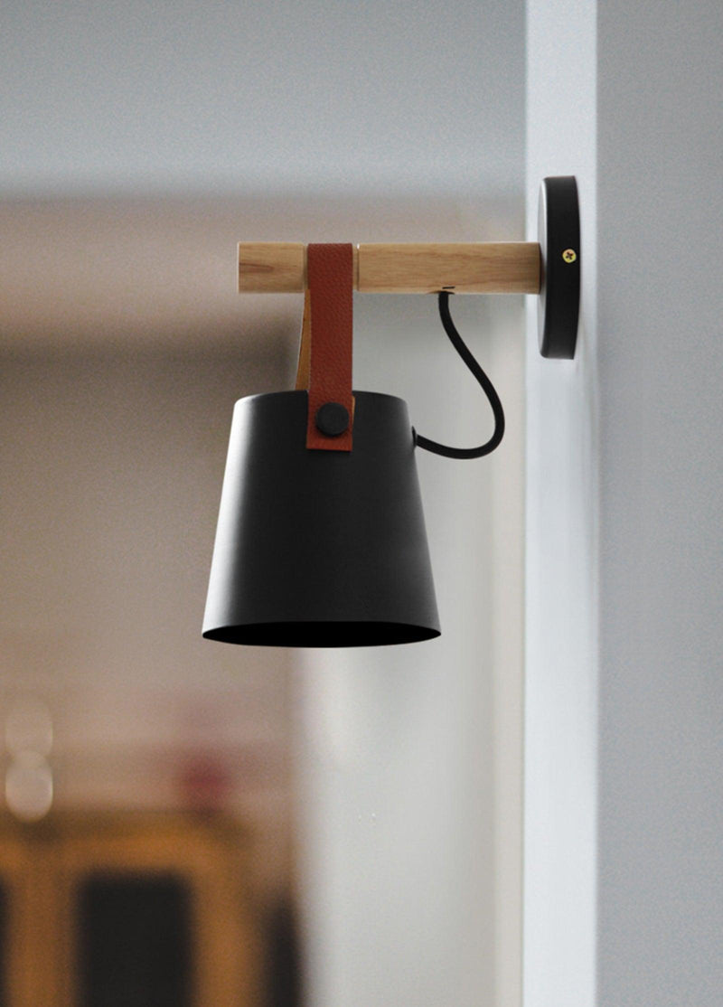 Stożkowa lampa ścienna wykonana z drewna