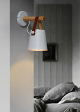 Stożkowa lampa ścienna wykonana z drewna