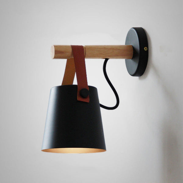 Stożkowa lampa ścienna wykonana z drewna
