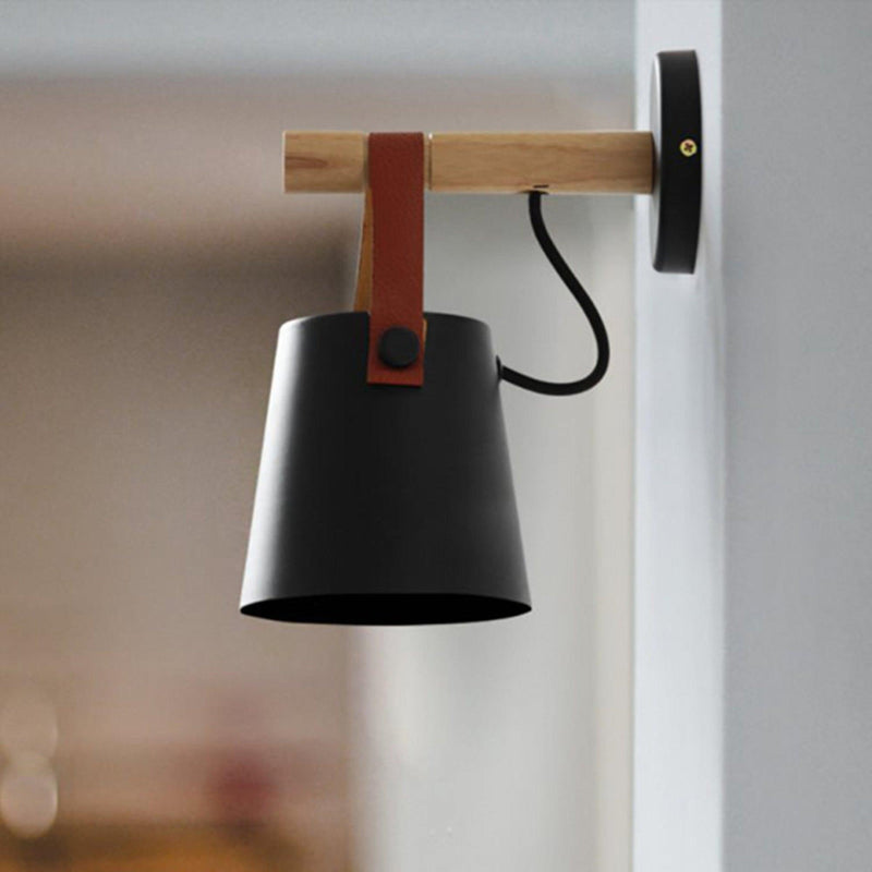 Stożkowa lampa ścienna wykonana z drewna