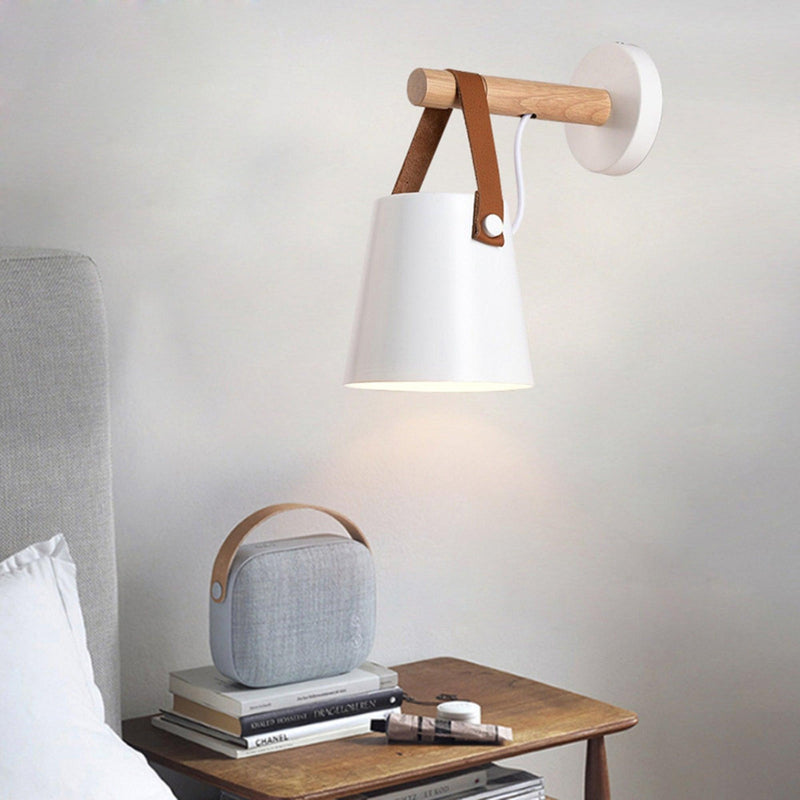 Stożkowa lampa ścienna wykonana z drewna