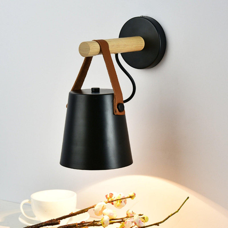 Stożkowa lampa ścienna wykonana z drewna