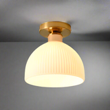 Nowoczesna lampa sufitowa wykonana z mlecznobiałego szkła
