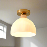 Nowoczesna lampa sufitowa wykonana z mlecznobiałego szkła