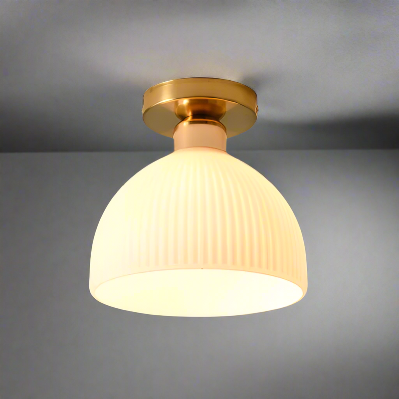 Nowoczesna lampa sufitowa wykonana z mlecznobiałego szkła