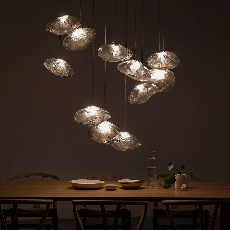 Minimalistyczna lampa wisząca z dmuchanego szkła