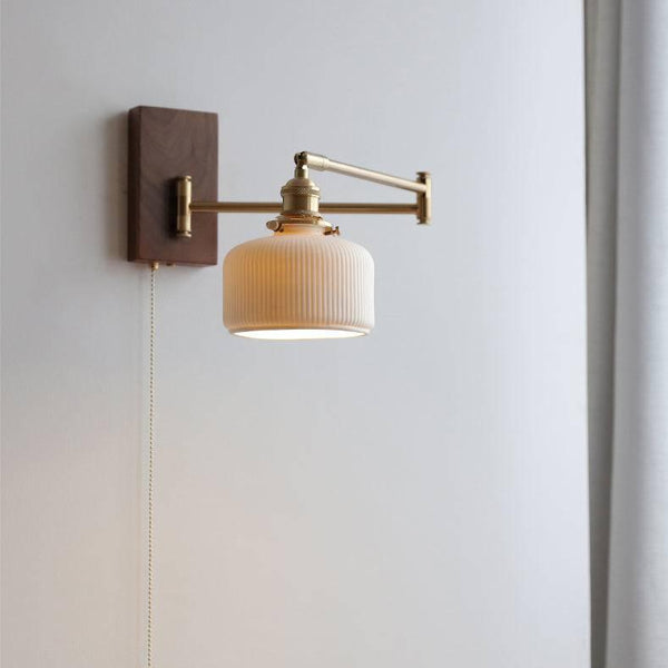 Ceramiczna lampa ścienna z drewnianą płytką