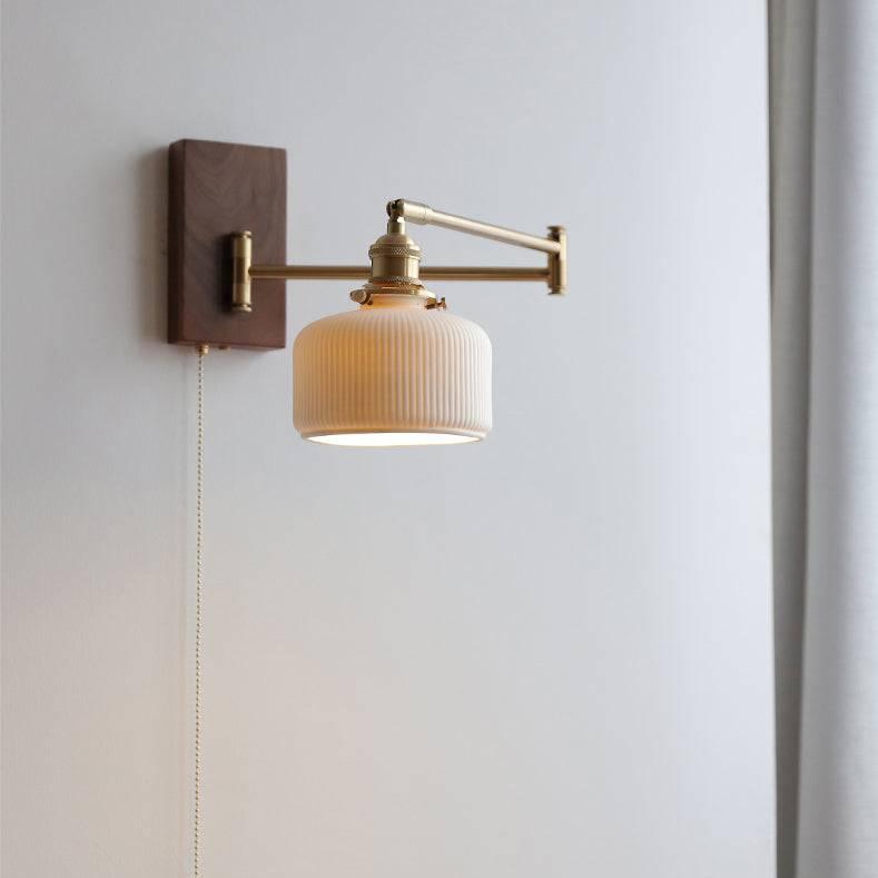 Ceramiczna lampa ścienna z drewnianą płytką