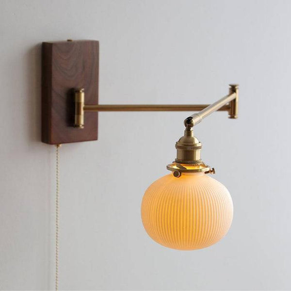 Ceramiczna lampa ścienna z drewnianą płytką