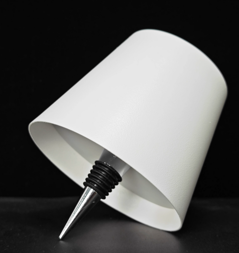 DIY ładowalna lampa stołowa w butelce wina